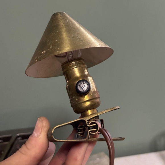 1930’s brass clip on table light - Picture 4 of 4